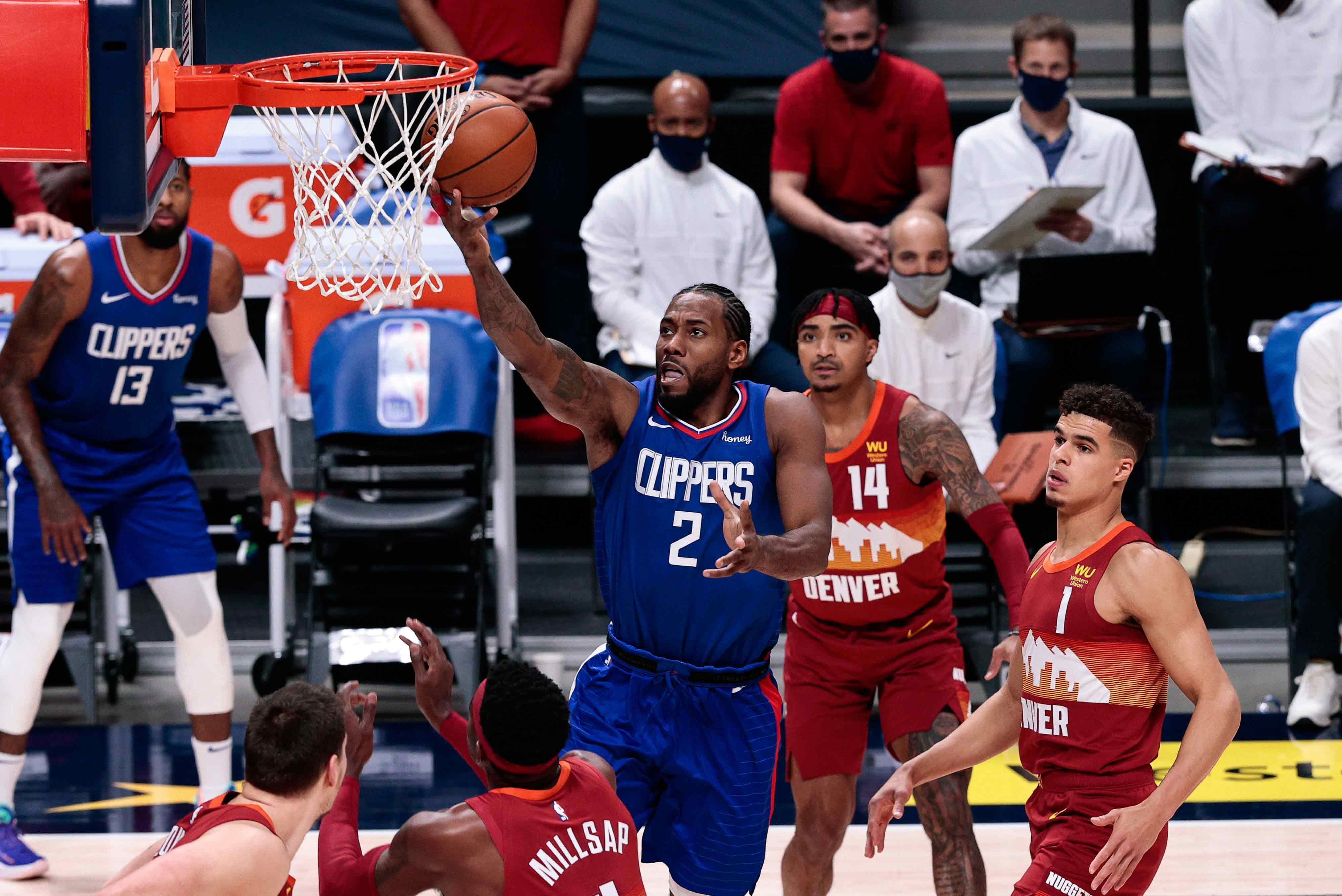 NBAde korku dolu anlar Kahwi Leonard kanlar içinde yere yığıldı