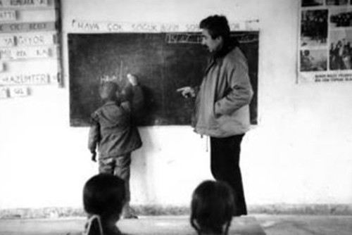 Buz gibi sınıfta montla öğretmenlik yaptı, tüplü ocakta yemek pişirdi: O şimdi Türk sinemasının yaşayan efsanesi