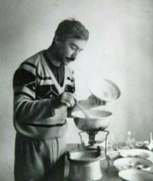 Buz gibi sınıfta montla öğretmenlik yaptı, tüplü ocakta yemek pişirdi: O şimdi Türk sinemasının yaşayan efsanesi