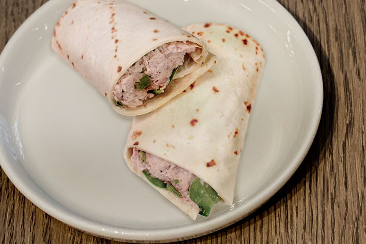 Pratik tavuk salatalı dürüm tarifi