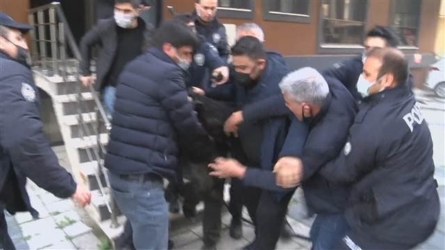 Öğretim görevlisini yakarak öldürdü, çevredekiler linç etmeye kalkıştı
