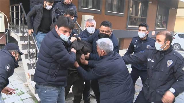 Öğretim görevlisini yakarak öldürdü, çevredekiler linç etmeye kalkıştı