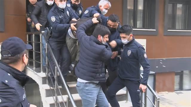 Öğretim görevlisini yakarak öldürdü, çevredekiler linç etmeye kalkıştı