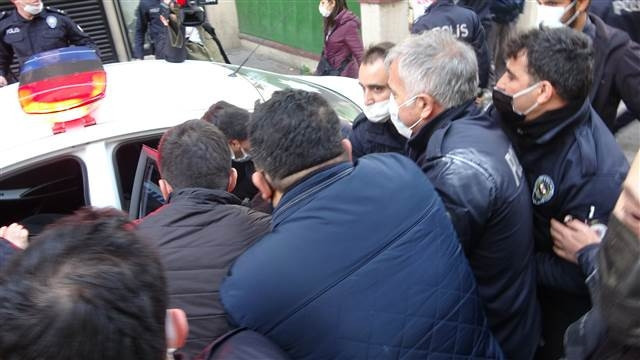 Öğretim görevlisini yakarak öldürdü, çevredekiler linç etmeye kalkıştı
