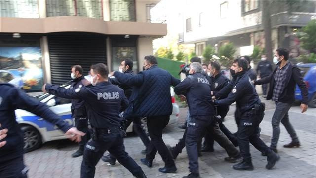 Öğretim görevlisini yakarak öldürdü, çevredekiler linç etmeye kalkıştı