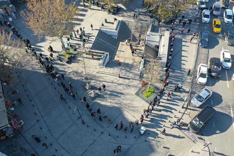 Nimet Abla Gişesi önünde sonu gelmeyen kuyruk