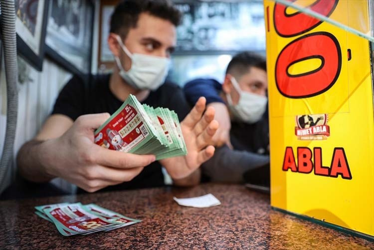 Nimet Abla Gişesi önünde sonu gelmeyen kuyruk