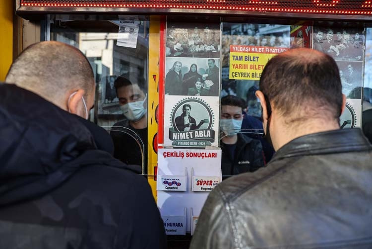 Nimet Abla Gişesi önünde sonu gelmeyen kuyruk