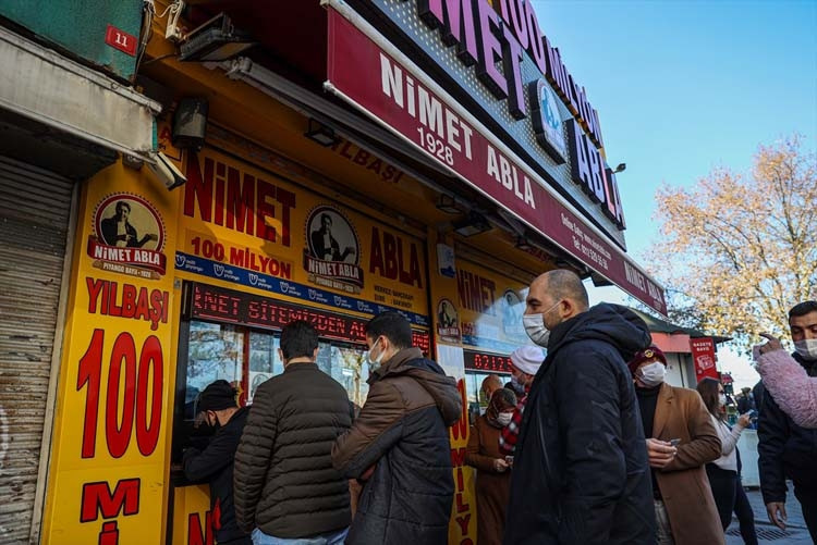 Nimet Abla Gişesi önünde sonu gelmeyen kuyruk