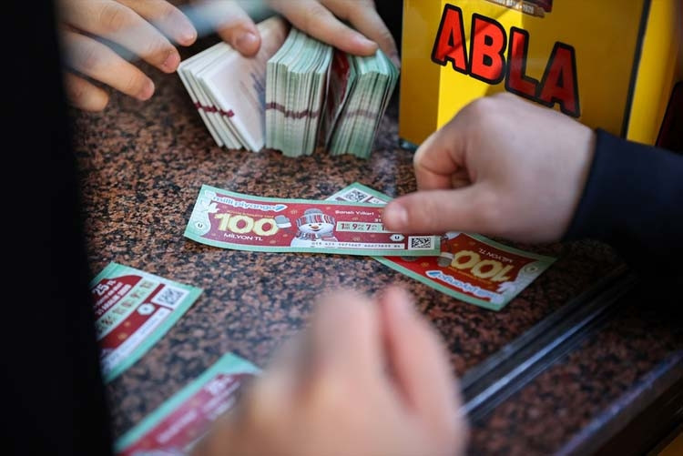 Nimet Abla Gişesi önünde sonu gelmeyen kuyruk