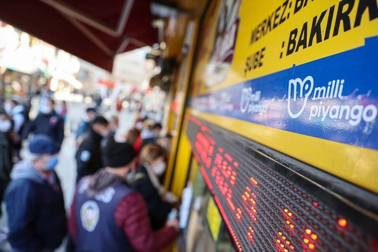 Nimet Abla Gişesi önünde sonu gelmeyen kuyruk