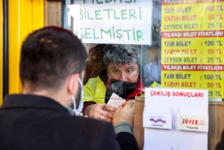 Nimet Abla Gişesi önünde sonu gelmeyen kuyruk