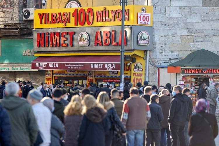 Nimet Abla Gişesi önünde sonu gelmeyen kuyruk