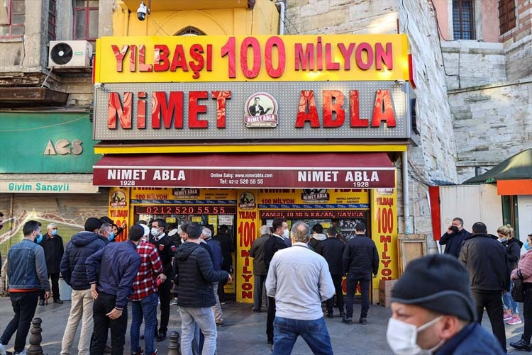 Nimet Abla Gişesi önünde sonu gelmeyen kuyruk