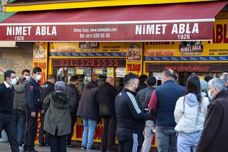 Nimet Abla Gişesi önünde sonu gelmeyen kuyruk