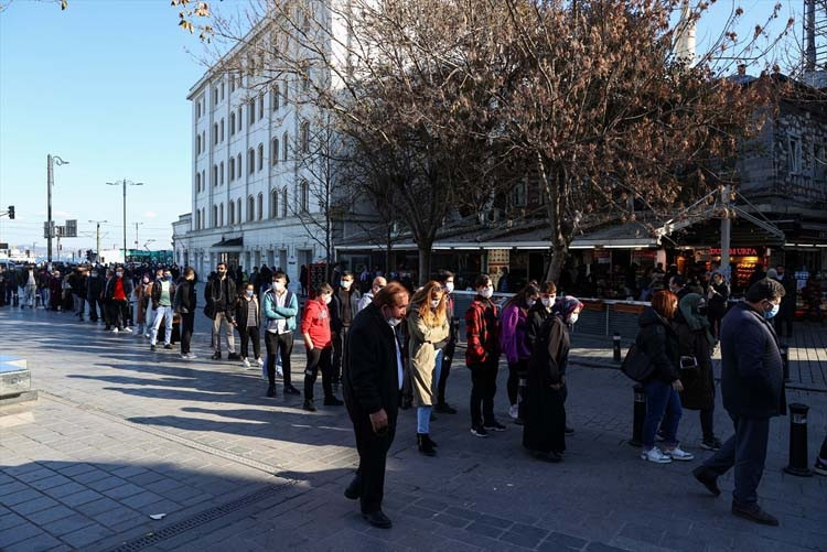 Nimet Abla Gişesi önünde sonu gelmeyen kuyruk