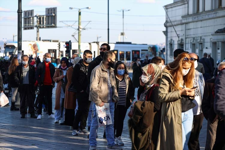 Nimet Abla Gişesi önünde sonu gelmeyen kuyruk