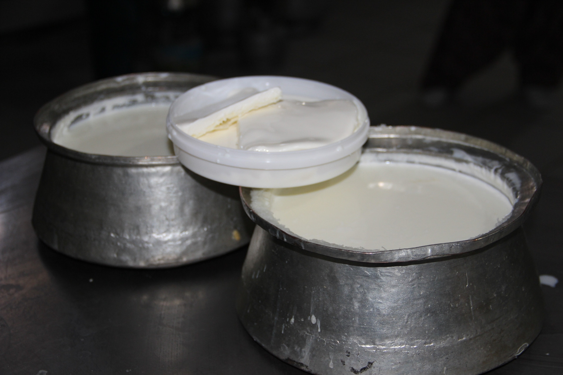 Kaymak altı sütünden doğal süzme yoğurt üretiyorlar