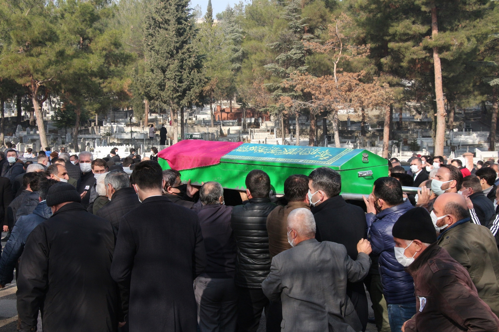 Büşra, gözyaşlarıyla son yolculuğuna uğurlandı