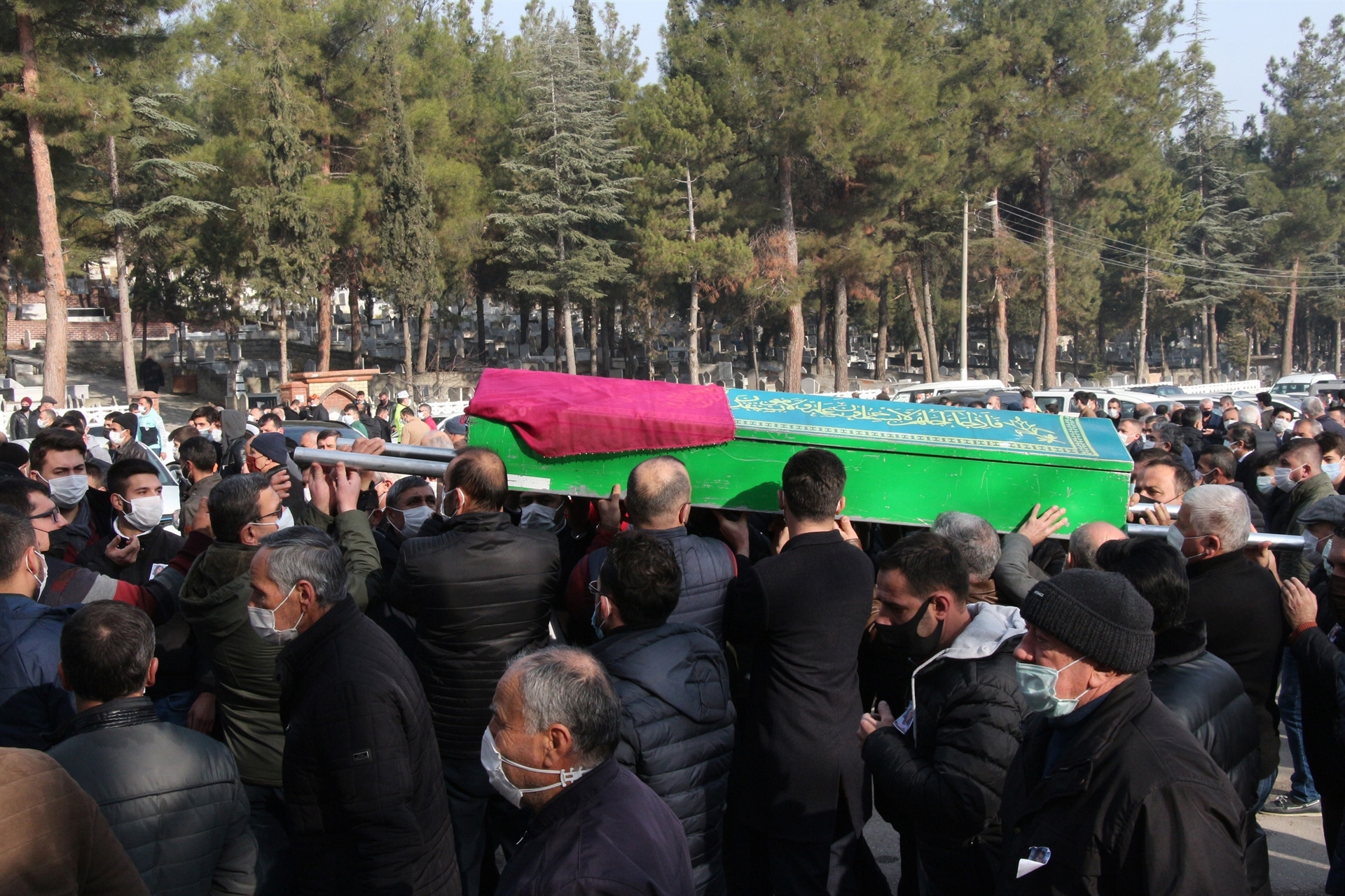 Büşra, gözyaşlarıyla son yolculuğuna uğurlandı