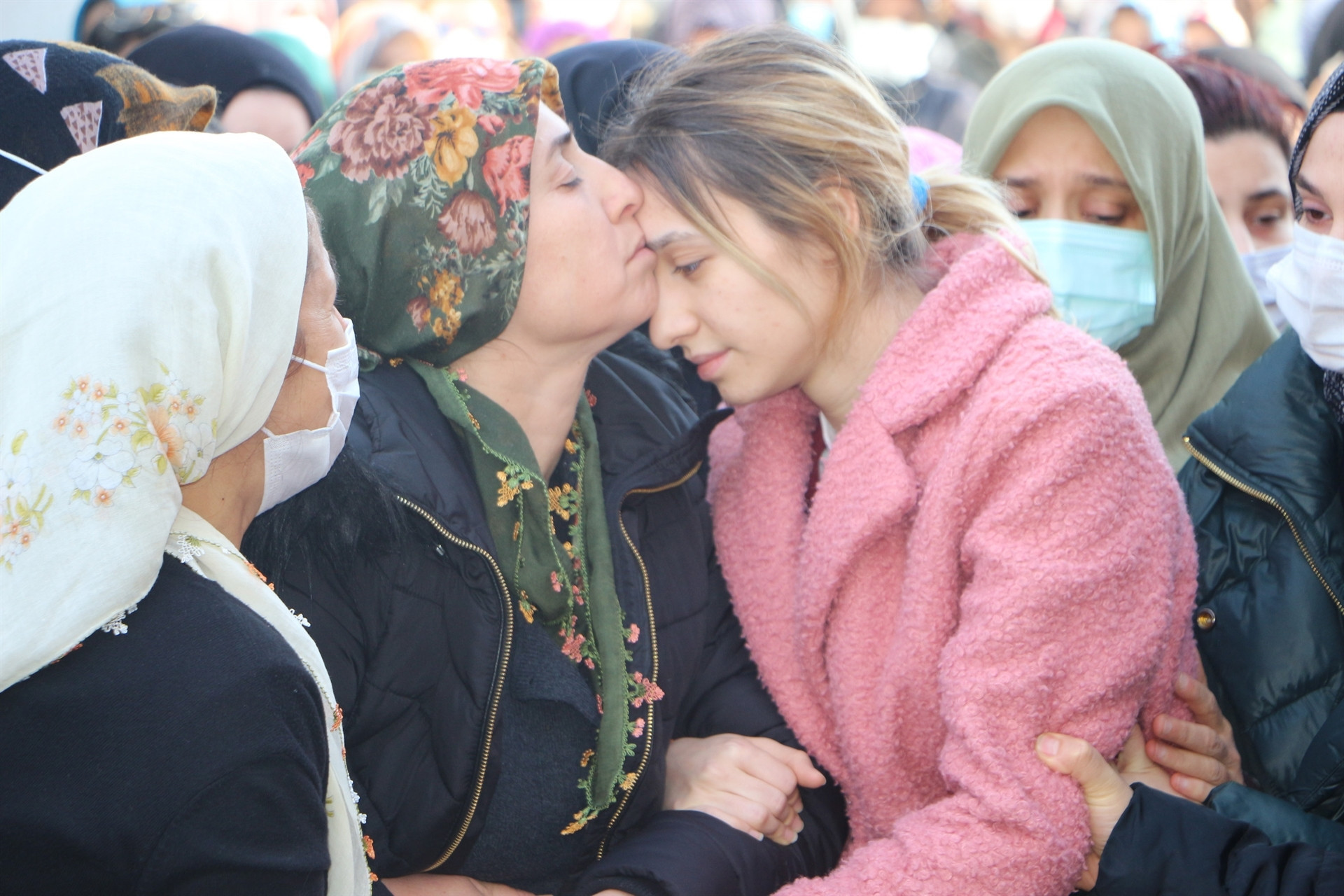 Büşra, gözyaşlarıyla son yolculuğuna uğurlandı