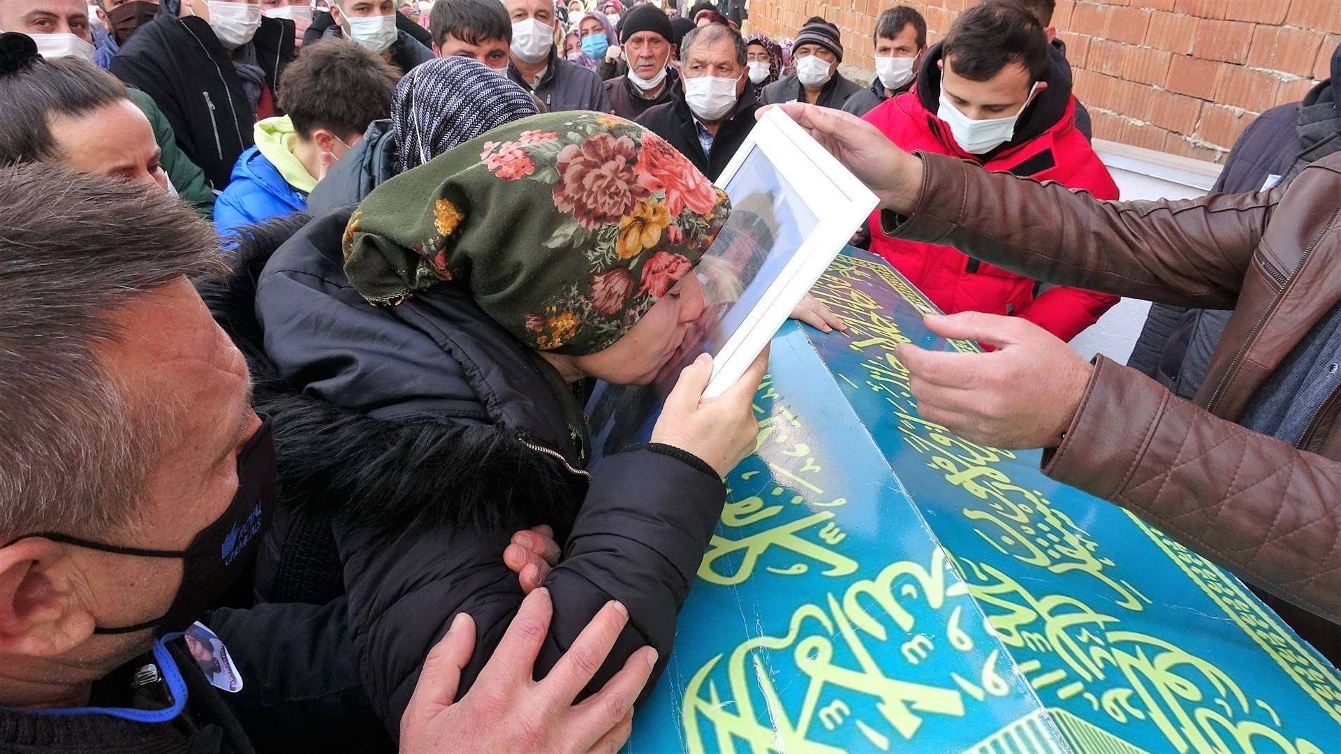 Büşra, gözyaşlarıyla son yolculuğuna uğurlandı