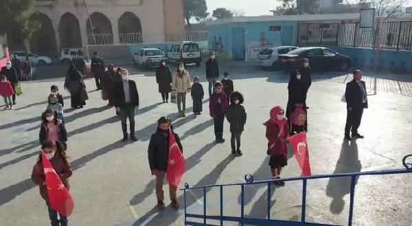 Milli Eğitim Bakanı Selçuk, çağrı yapmıştı 81 ilde bayrak töreni yapıldı