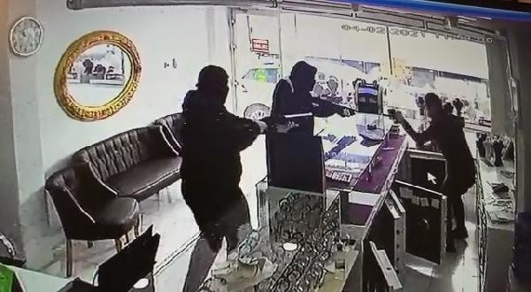 Bursa’da pompalı tüfekli kuyumcu soygunu