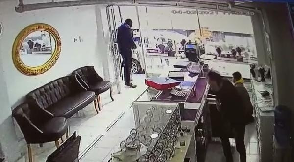 Bursa’da pompalı tüfekli kuyumcu soygunu