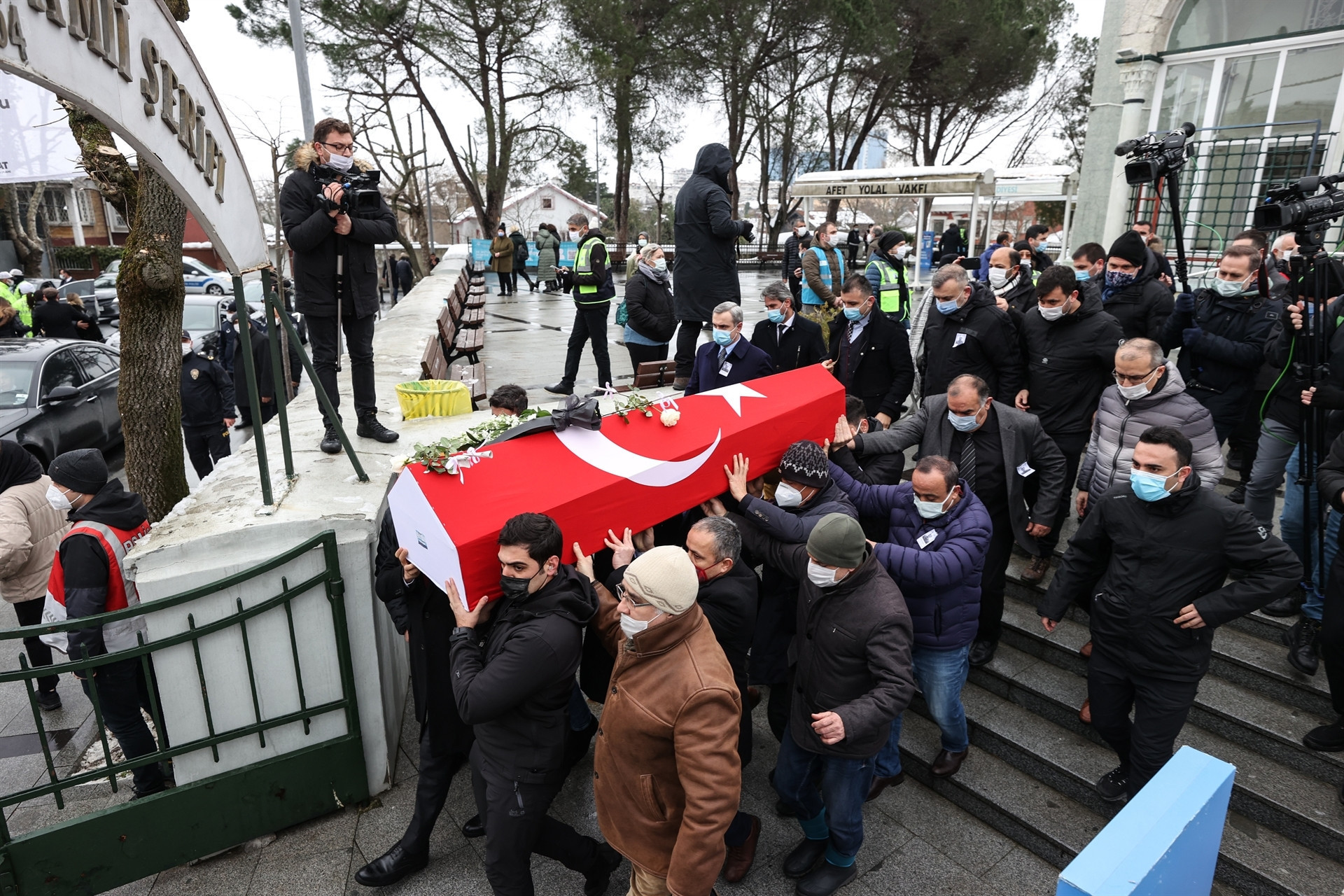 Ünlü psikolog ve yazar Prof. Dr. Cüceloğluna gözyaşlarıyla veda