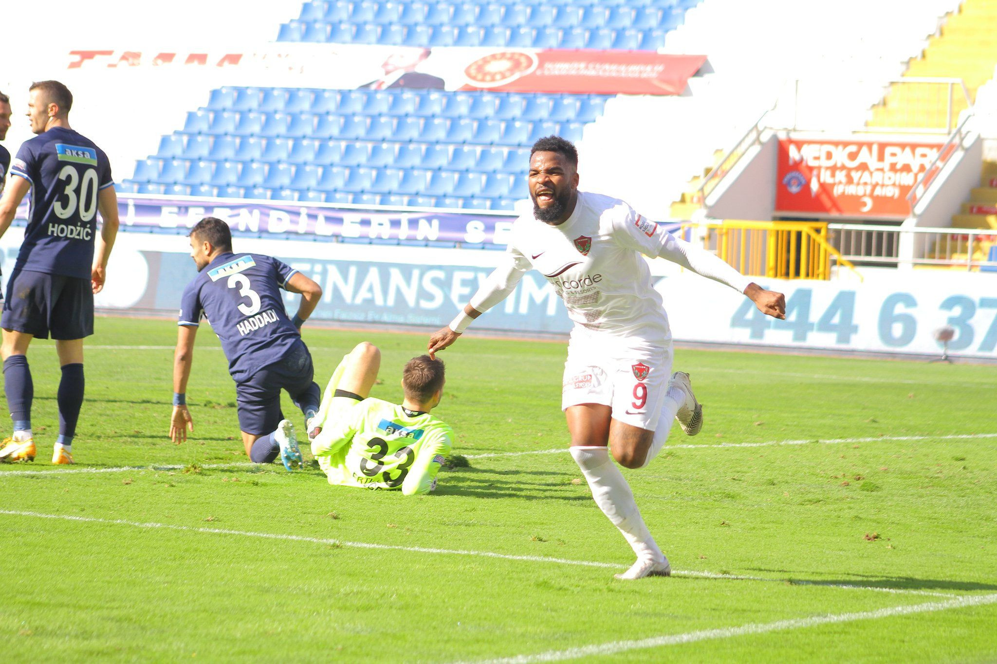 4 GOL ATTIĞI MAÇTA DİKKAT ÇEKTİ 4 GOL ATTIĞI MAÇTA DİKKAT ÇEKTİ