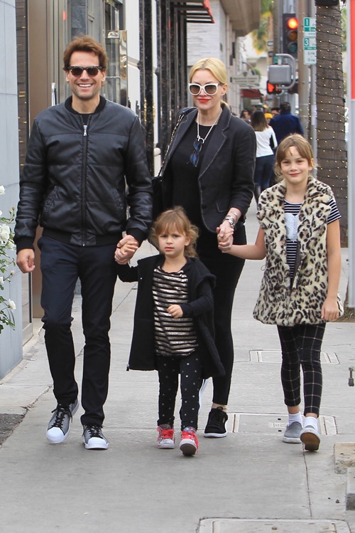 KIZLARI İÇİN ENDİŞELİ