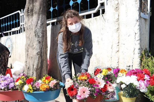Müthiş hikaye Mezarlıkta çiçek satarak kızını Oxford’da okutuyor…