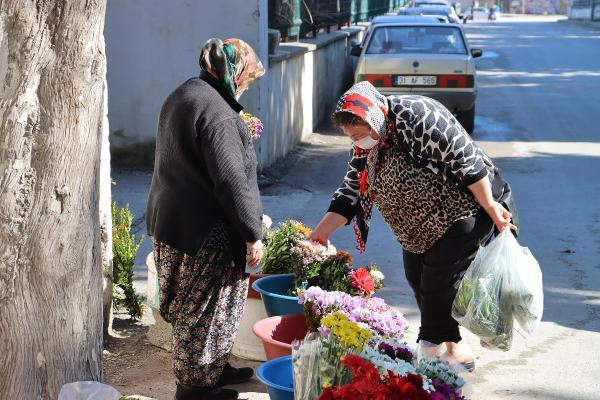 Müthiş hikaye Mezarlıkta çiçek satarak kızını Oxford’da okutuyor…