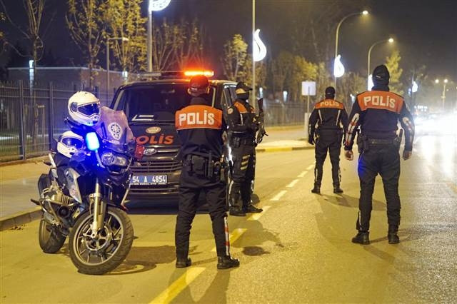 Hafta içi sokağa çıkma yasağı kalktı mı Sokağa çıkma yasağı hangi illerde ve saat kaçta uygulanıyor İşte genelgenin detayları