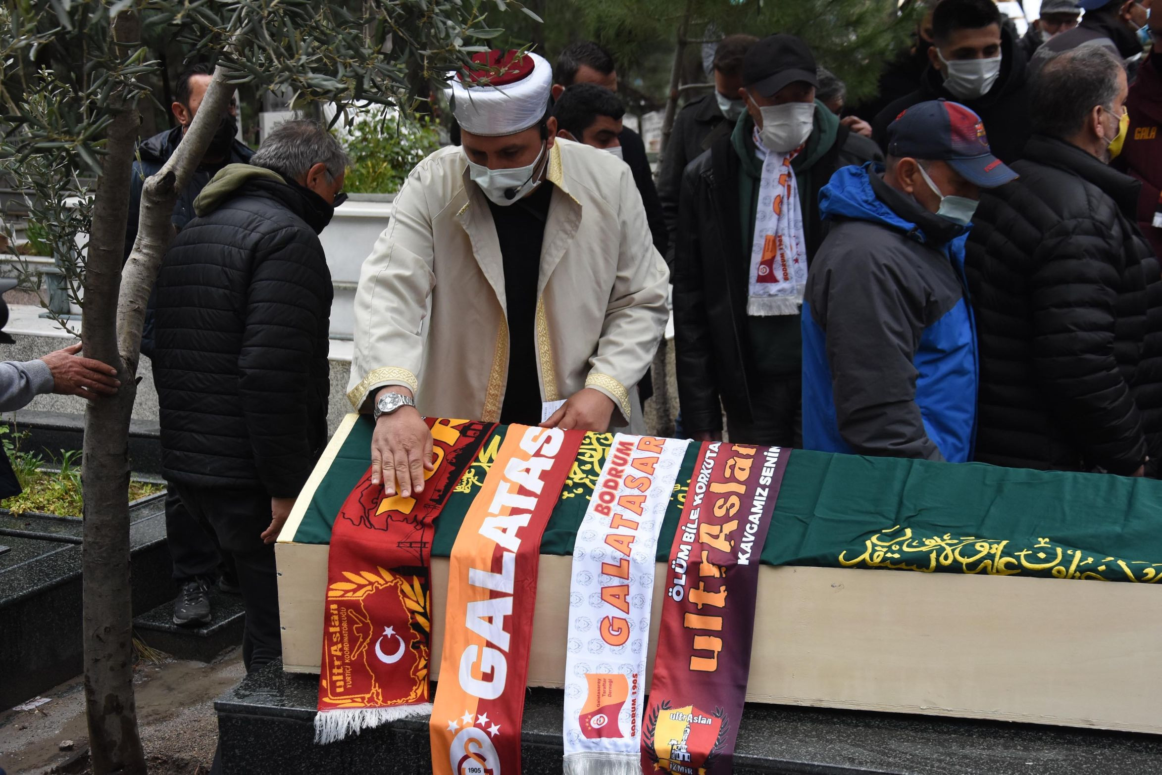 Efsane futbolcu Erhan Önal, İzmirde toprağa verildi