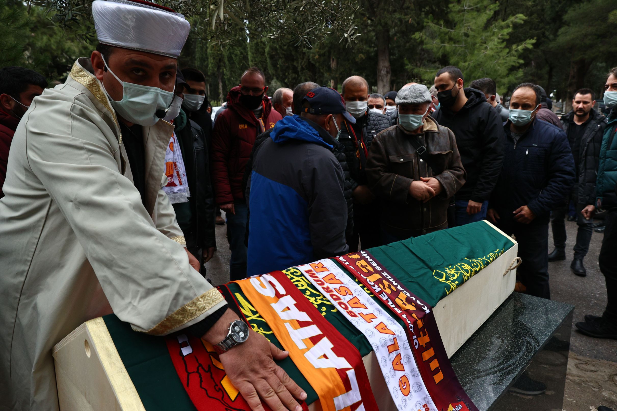 Efsane futbolcu Erhan Önal, İzmirde toprağa verildi