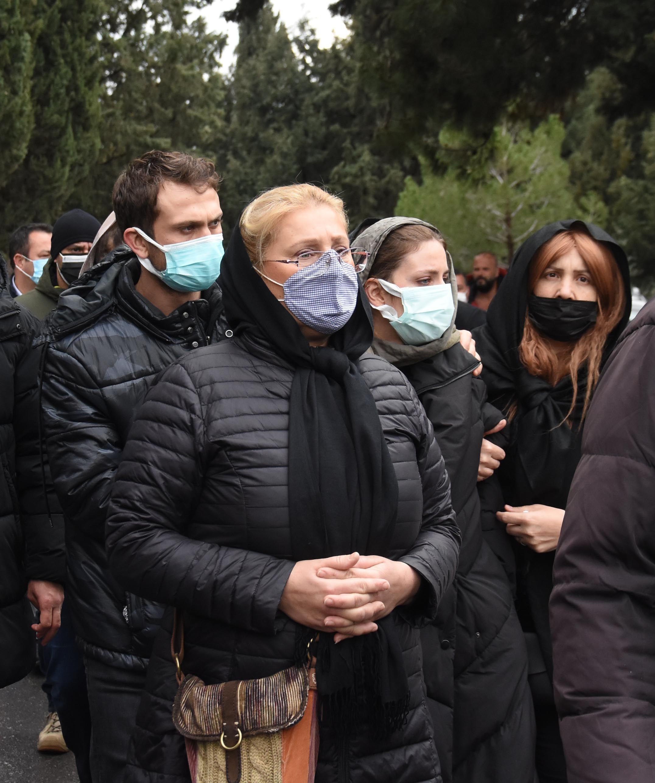 Efsane futbolcu Erhan Önal, İzmirde toprağa verildi