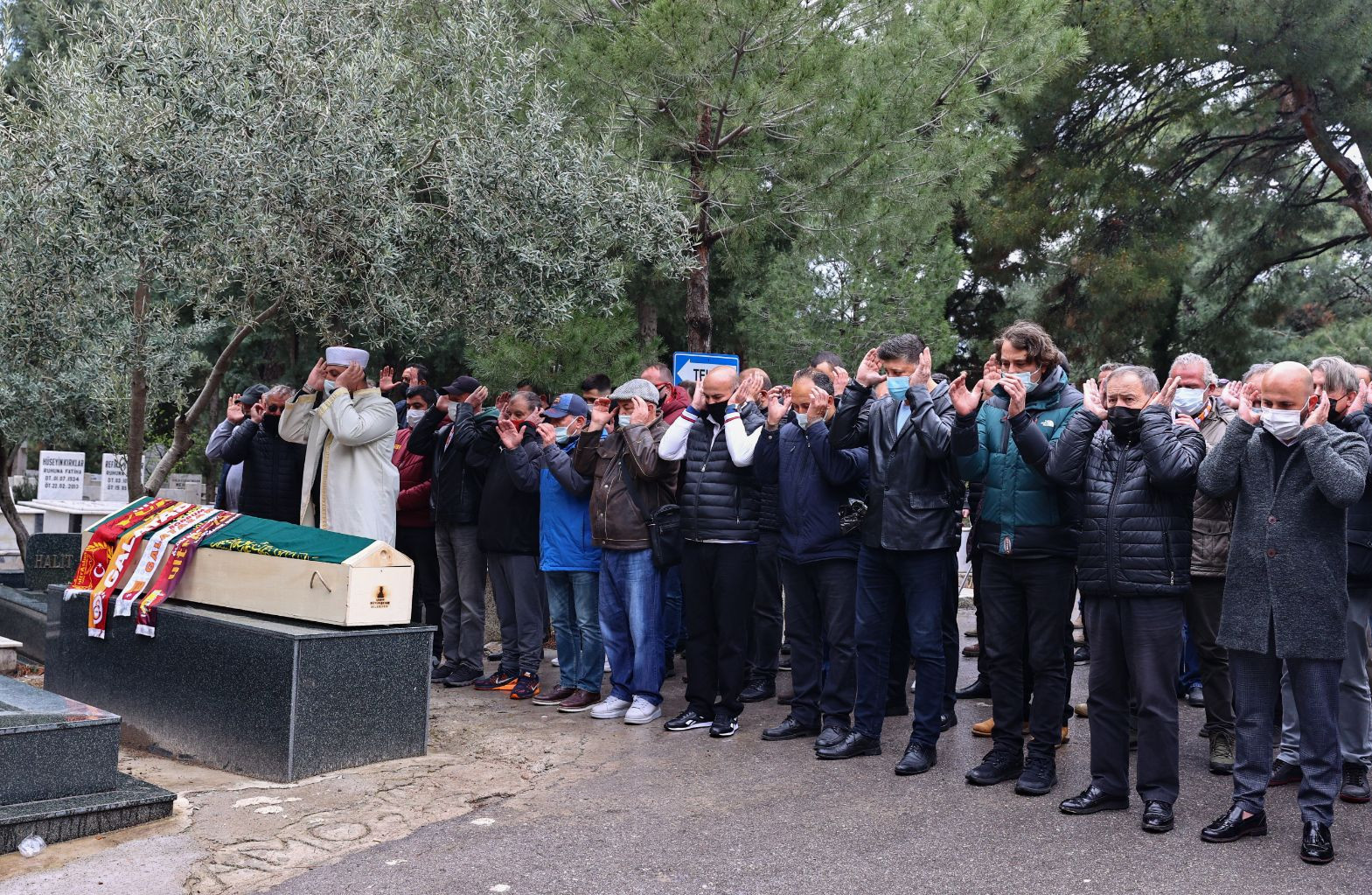 Efsane futbolcu Erhan Önal, İzmirde toprağa verildi