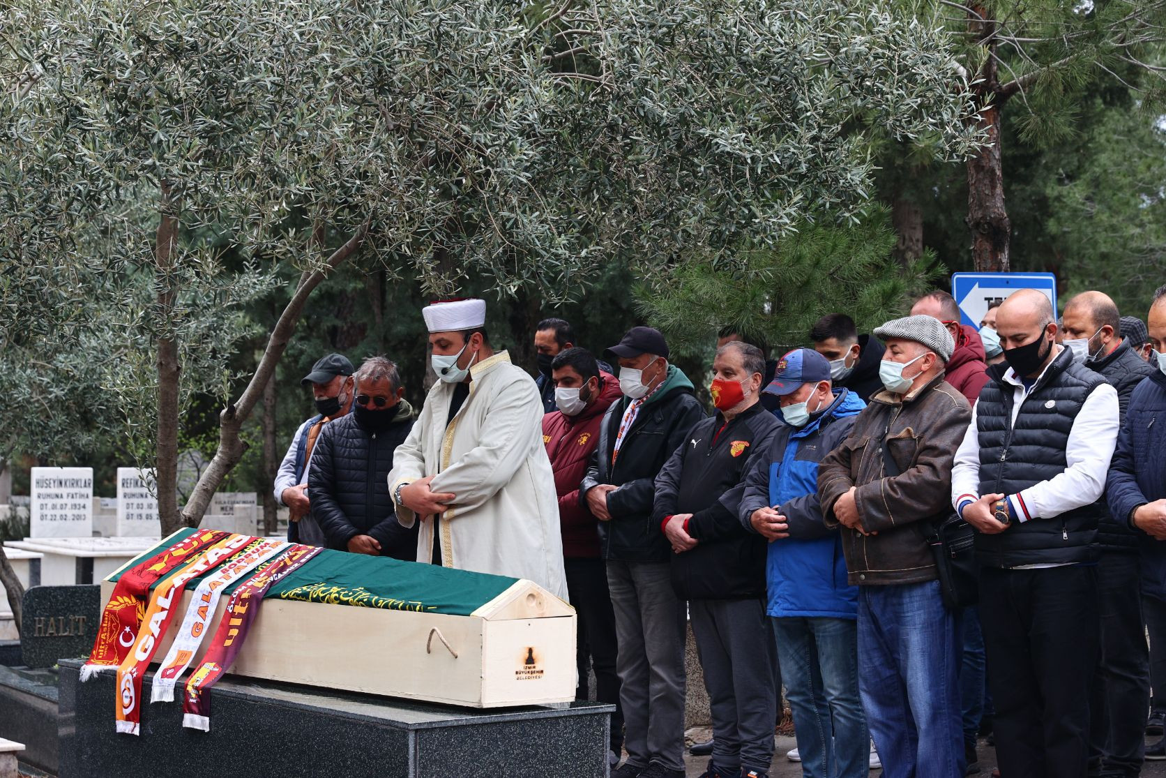 Efsane futbolcu Erhan Önal, İzmirde toprağa verildi