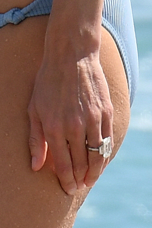 Üç milyon dolarlık yüzüğüyle yüzdü