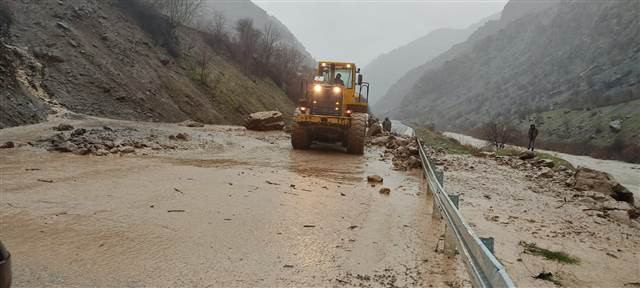 Hakkaride sel ve heyelan nedeniyle yollar kapandı