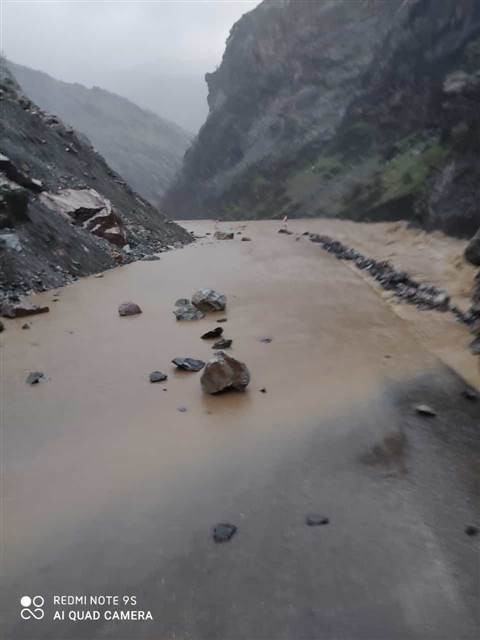Hakkaride sel ve heyelan nedeniyle yollar kapandı