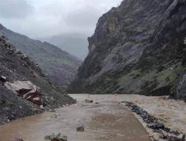 Hakkaride sel ve heyelan nedeniyle yollar kapandı