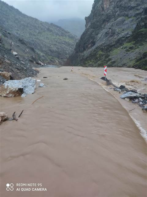 Hakkaride sel ve heyelan nedeniyle yollar kapandı