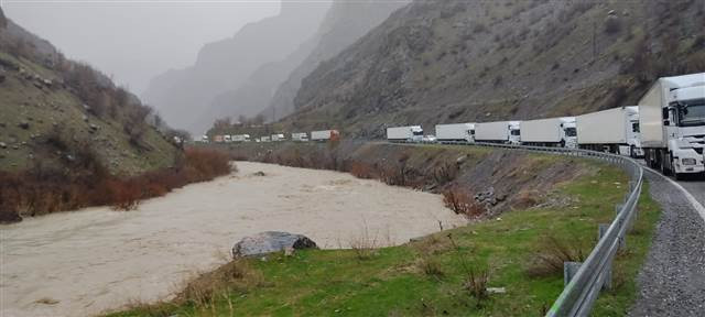 Hakkaride sel ve heyelan nedeniyle yollar kapandı