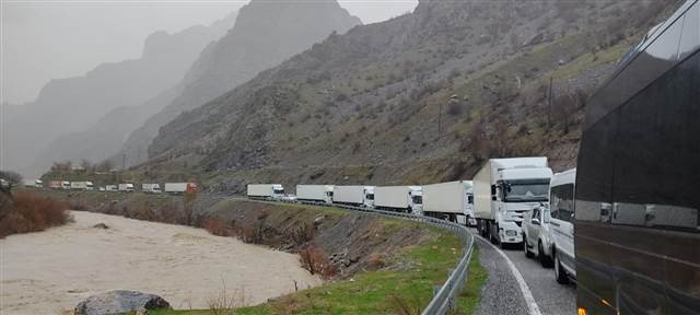 Hakkaride sel ve heyelan nedeniyle yollar kapandı