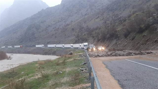 Hakkaride sel ve heyelan nedeniyle yollar kapandı
