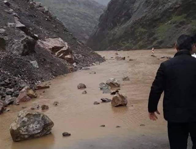 Hakkaride sel ve heyelan nedeniyle yollar kapandı