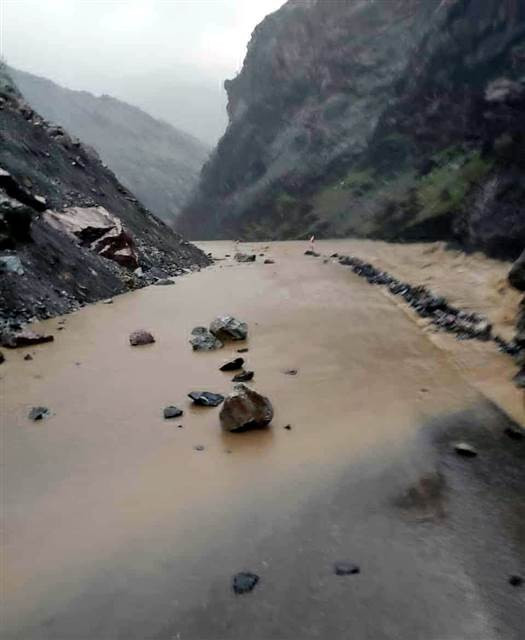 Hakkaride sel ve heyelan nedeniyle yollar kapandı